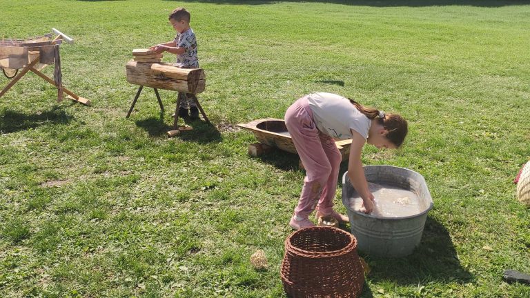 Terményválogató népi fajáték használat közben óvodás gyerekekkel